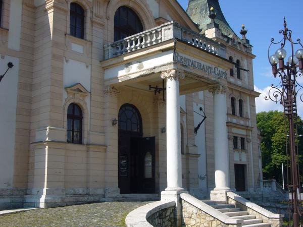 Vchod do Kaviáreň Reštaurácia Sonáta